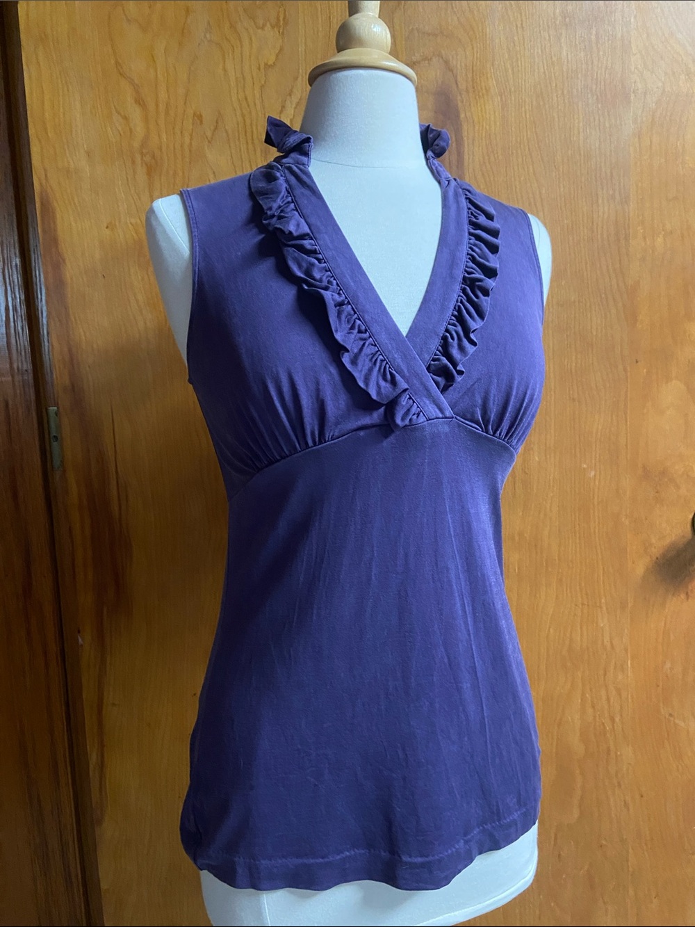 BANANA REPUBLIC Silk Sleeveless Ruffle V-Neck Top Purple Grape MED FLATTERING